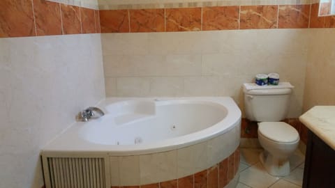 Deluxe Suite, Jetted Tub, Pool View | Jetted tub