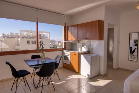 City Studio | Private kitchen | Mini-fridge, oven, stovetop, electric kettle