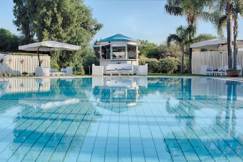 Seasonal outdoor pool, pool umbrellas