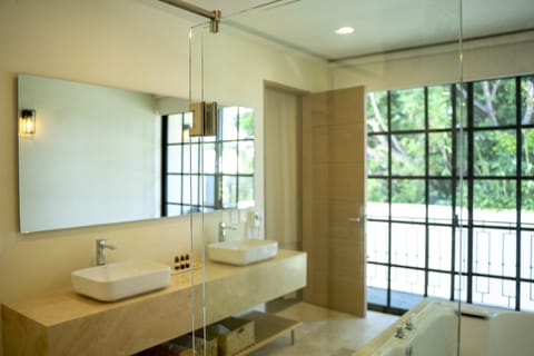 Luxury Room | Bathroom