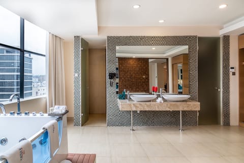 Presidential Suite | Bathroom | Combined shower/tub, hair dryer, bathrobes, slippers