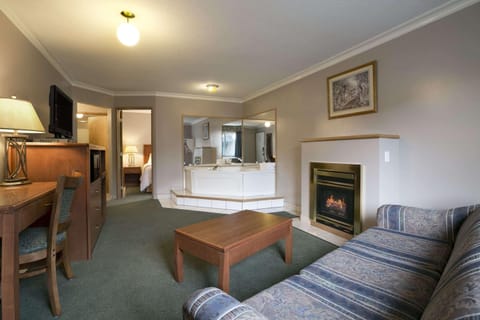 Suite, 1 Queen Bed, Non Smoking, Hot Tub | Desk, soundproofing, iron/ironing board, free WiFi