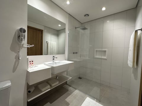 Quarto Casal Premier | Bathroom | Shower, free toiletries, hair dryer, towels