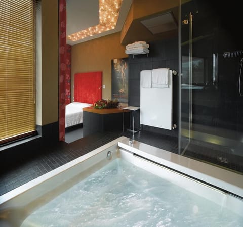 Suite (Alcove) | Bathroom | Hair dryer, slippers, bidet, towels