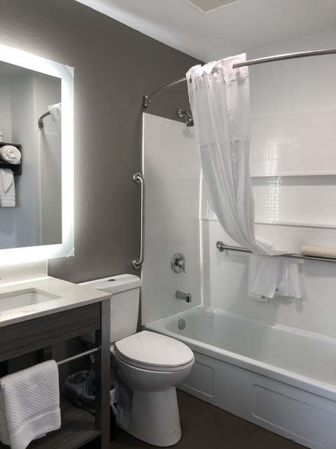 Standard Room, 1 King Bed | Bathroom | Combined shower/tub, towels