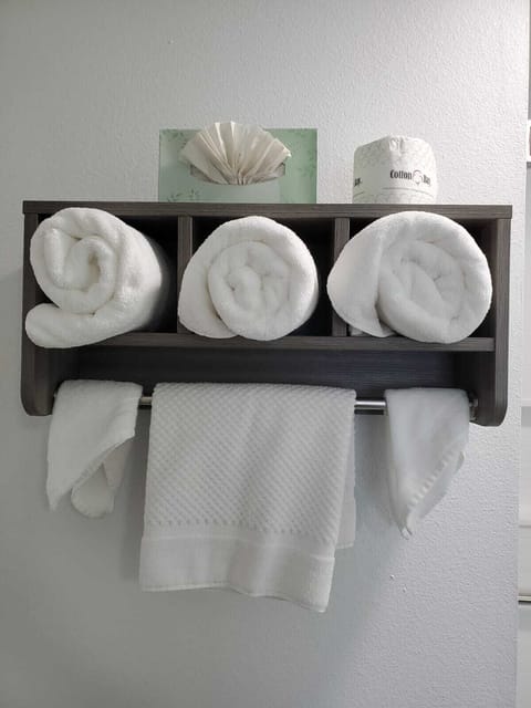 Combined shower/tub, towels