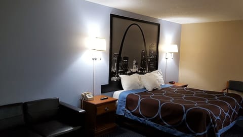 Standard Room, 1 Queen Bed | Desk, iron/ironing board, free WiFi, bed sheets