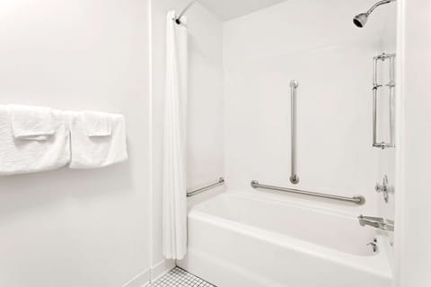 Combined shower/tub, hair dryer, towels