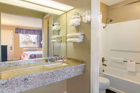 Combined shower/tub, hair dryer, towels