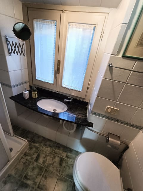 Classic Double or Twin Room, 1 Queen Bed, Non Smoking | Bathroom | Shower, rainfall showerhead, hair dryer, bidet