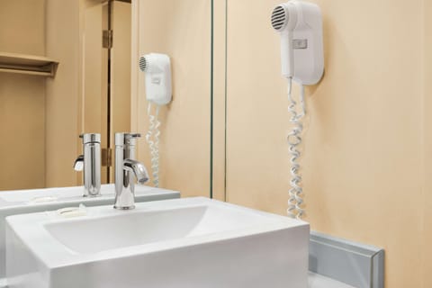 Combined shower/tub, free toiletries, hair dryer, towels