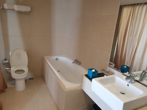 Family Double Room | Bathroom | Free toiletries, hair dryer, slippers, bidet