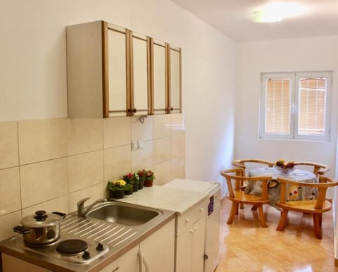 Comfort Apartment | Private kitchen | Mini-fridge, stovetop, cookware/dishes/utensils