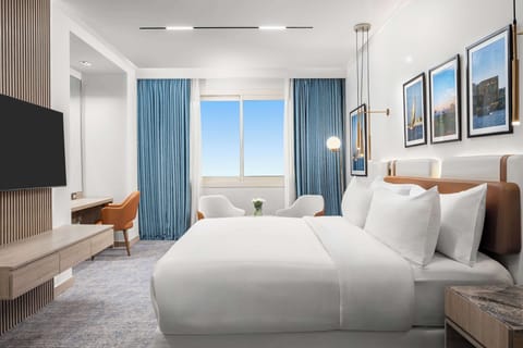 Junior executive deluxe suite | Hypo-allergenic bedding, down comforters, pillowtop beds, minibar