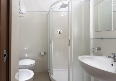 Double Room | Bathroom | Shower, rainfall showerhead, free toiletries, hair dryer