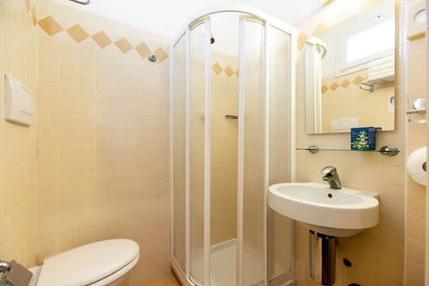 Standard Triple Room | Bathroom | Shower, rainfall showerhead, free toiletries, hair dryer