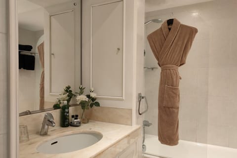 Comfort Room, City View | Bathroom | Bathtub, free toiletries, hair dryer, bathrobes