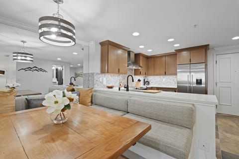 Condo, 1 Bedroom (Platinum) | Private kitchen | Microwave