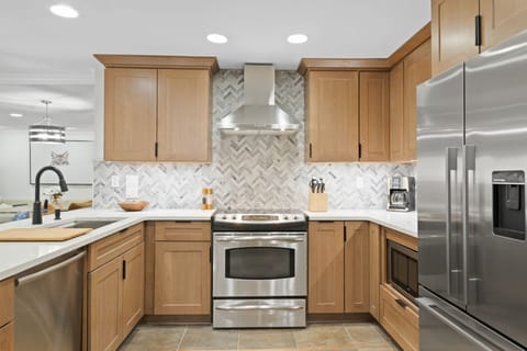 Condo, 1 Bedroom (Platinum) | Private kitchen | Microwave