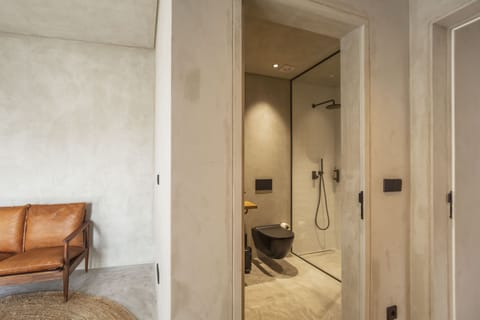 Design Studio Suite | Bathroom | Shower, hair dryer, slippers, towels