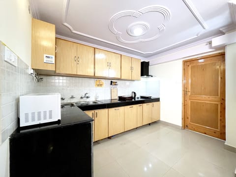 Executive Cottage | Private kitchen | Fridge, stovetop, coffee/tea maker, cookware/dishes/utensils