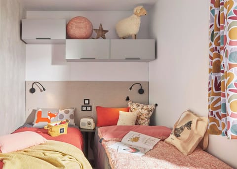 Individually furnished, bed sheets