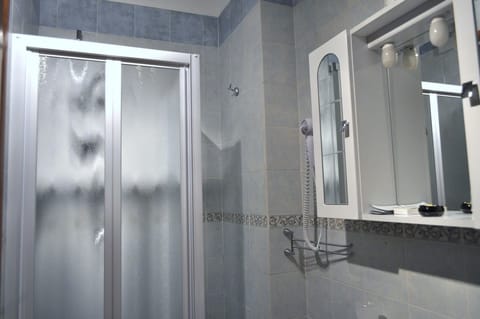 Standard Double Room | Bathroom shower