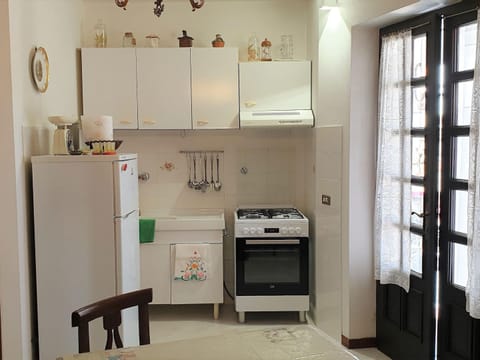 House | Private kitchen | Stovetop, coffee/tea maker, highchair