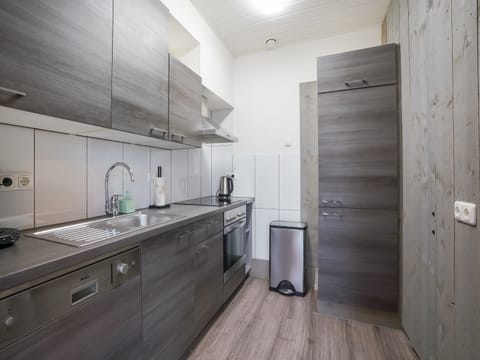 House | Private kitchen | Stovetop, dishwasher