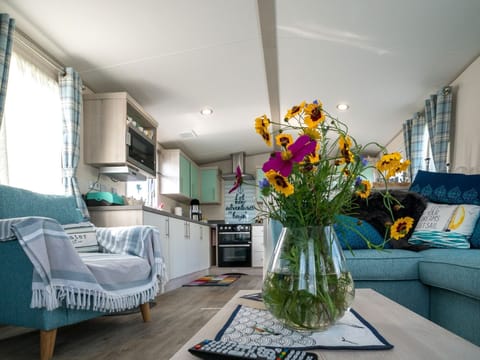 Chalet | Private kitchen | Microwave, stovetop, coffee/tea maker