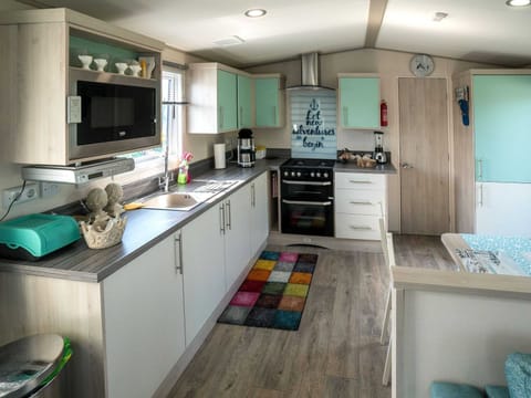 Chalet | Private kitchen | Microwave, stovetop, coffee/tea maker