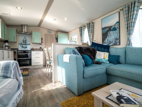 Chalet | Private kitchen | Microwave, stovetop, coffee/tea maker