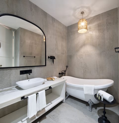 Heritage Suite | Bathroom | Separate tub and shower, free toiletries, hair dryer, bathrobes