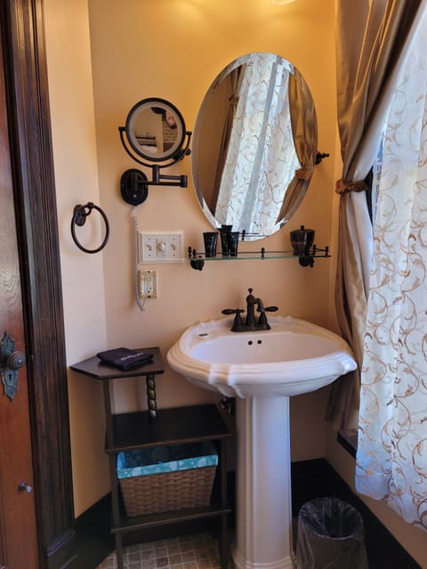 Robin Room | Bathroom | Free toiletries, hair dryer, bathrobes, towels