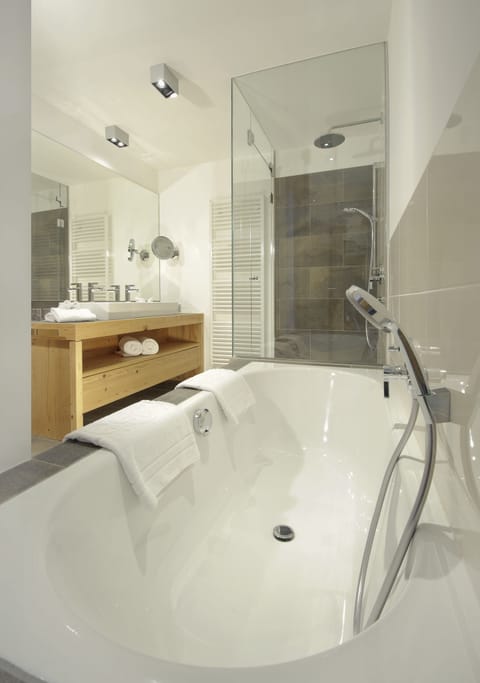 Comfort Suite, 1 Bedroom, Balcony | Deep soaking bathtub