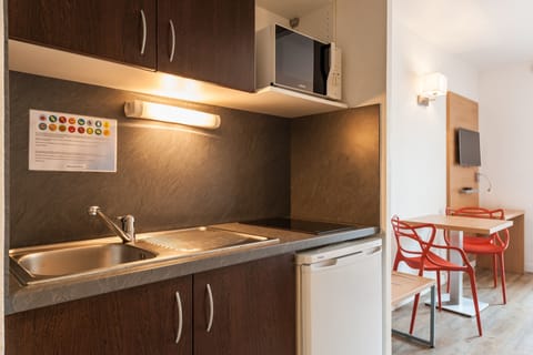 Classic Studio | Private kitchenette | Stovetop, electric kettle, cookware/dishes/utensils