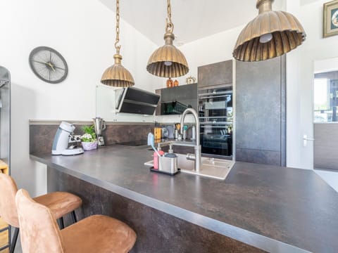 House | Private kitchen | Microwave, highchair