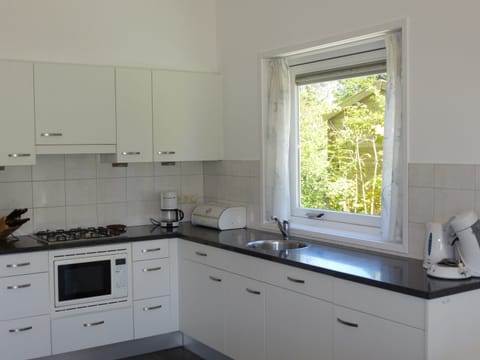 Bungalow | Private kitchen | Fridge