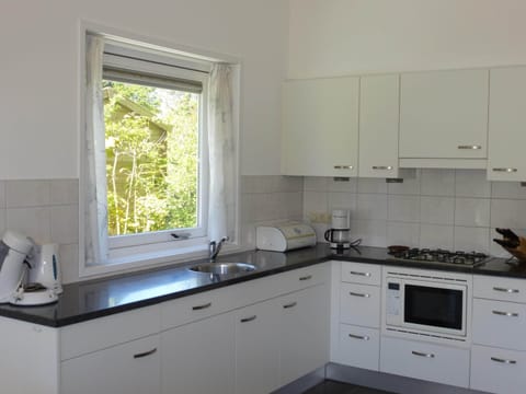 Bungalow | Private kitchen | Fridge