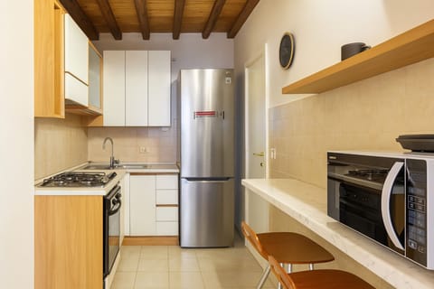 Full-size fridge, microwave, oven, dishwasher