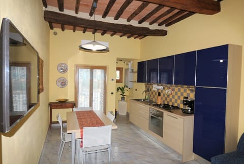 Full-size fridge, microwave, oven, stovetop