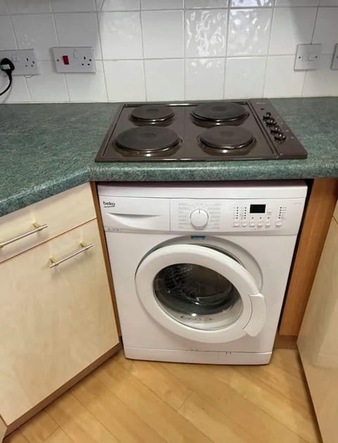 Basic Cottage | Private kitchen | Fridge, microwave, oven, stovetop