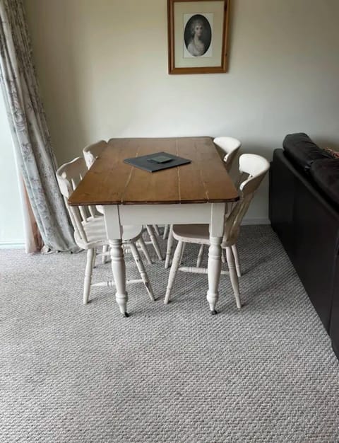 Basic Cottage | Living room | 32-inch Smart TV with cable channels