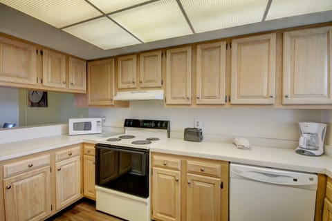 Condo, 2 Bedrooms | Private kitchen | Fridge, oven, coffee/tea maker, toaster