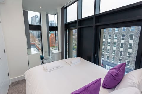 Executive Penthouse | Premium bedding, iron/ironing board, free WiFi, bed sheets