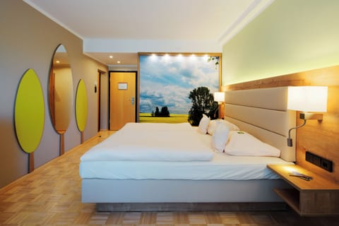 Deluxe Double Room (Landseite) | Premium bedding, minibar, in-room safe, desk