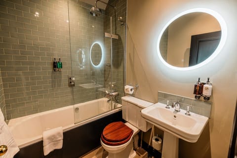 Superior Double or Twin Room | Bathroom | Free toiletries, hair dryer