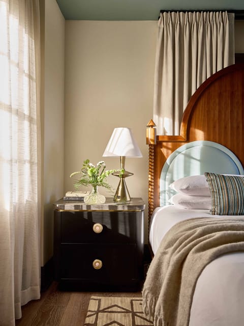 Lenora Suite | Free WiFi, bed sheets