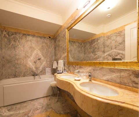 Executive Suite | Bathroom | Eco-friendly toiletries, hair dryer, bathrobes, towels