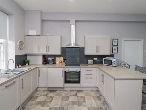 Cottage | Private kitchen | Fridge, dishwasher, electric kettle, toaster